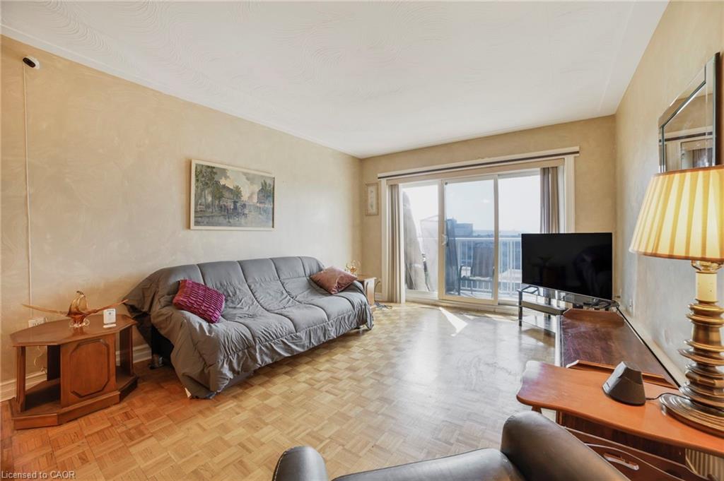 808-8 Woodman Drive S, Hamilton, ON - Indoor Photo Showing Living Room