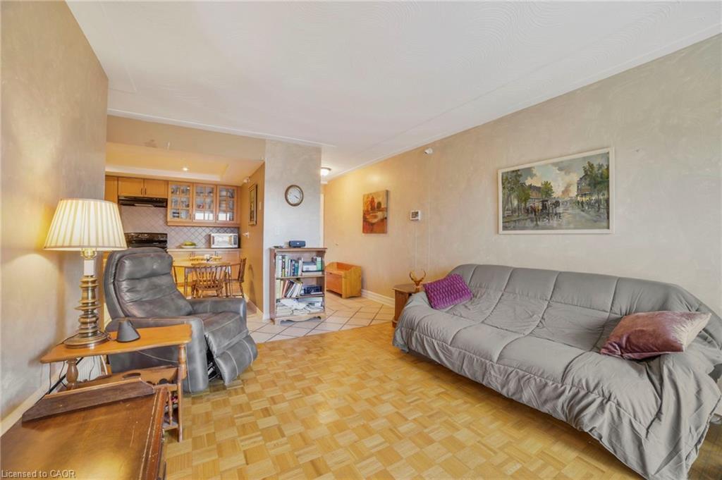 808-8 Woodman Drive S, Hamilton, ON - Indoor Photo Showing Living Room