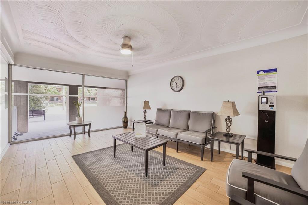 808-8 Woodman Drive S, Hamilton, ON - Indoor Photo Showing Living Room