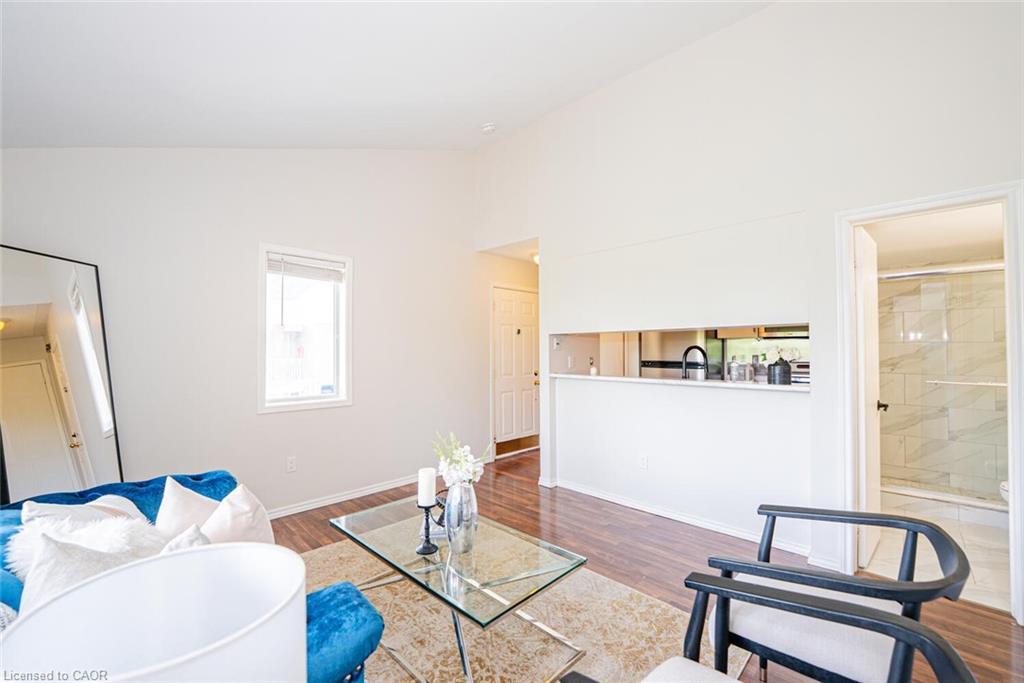 212-103 Bristol Road E, Mississauga, ON - Indoor Photo Showing Living Room