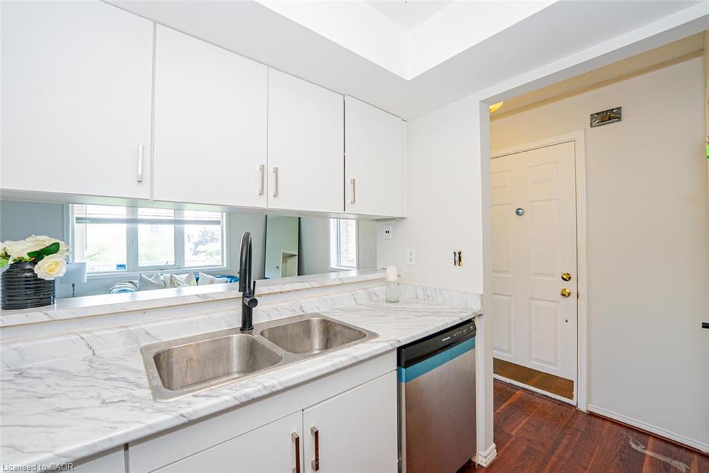 212-103 Bristol Road E, Mississauga, ON - Indoor Photo Showing Kitchen With Double Sink