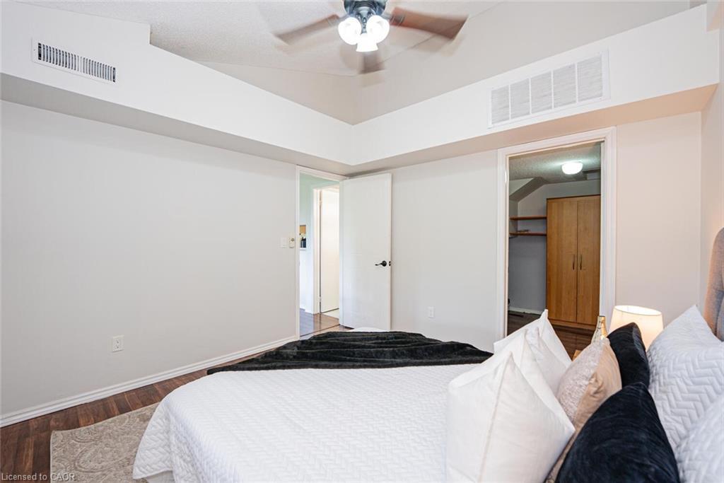 212-103 Bristol Road E, Mississauga, ON - Indoor Photo Showing Bedroom