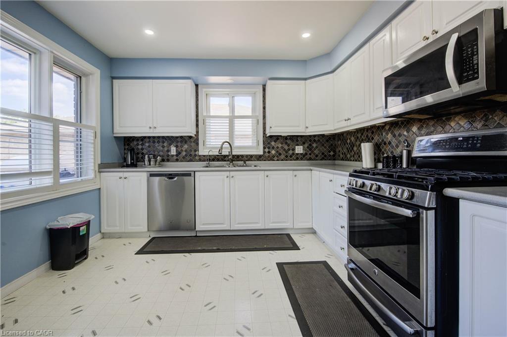 258 Saginaw Parkway, Cambridge, ON - Indoor Photo Showing Kitchen