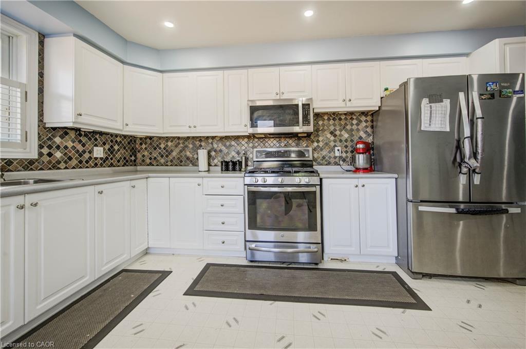 258 Saginaw Parkway, Cambridge, ON - Indoor Photo Showing Kitchen