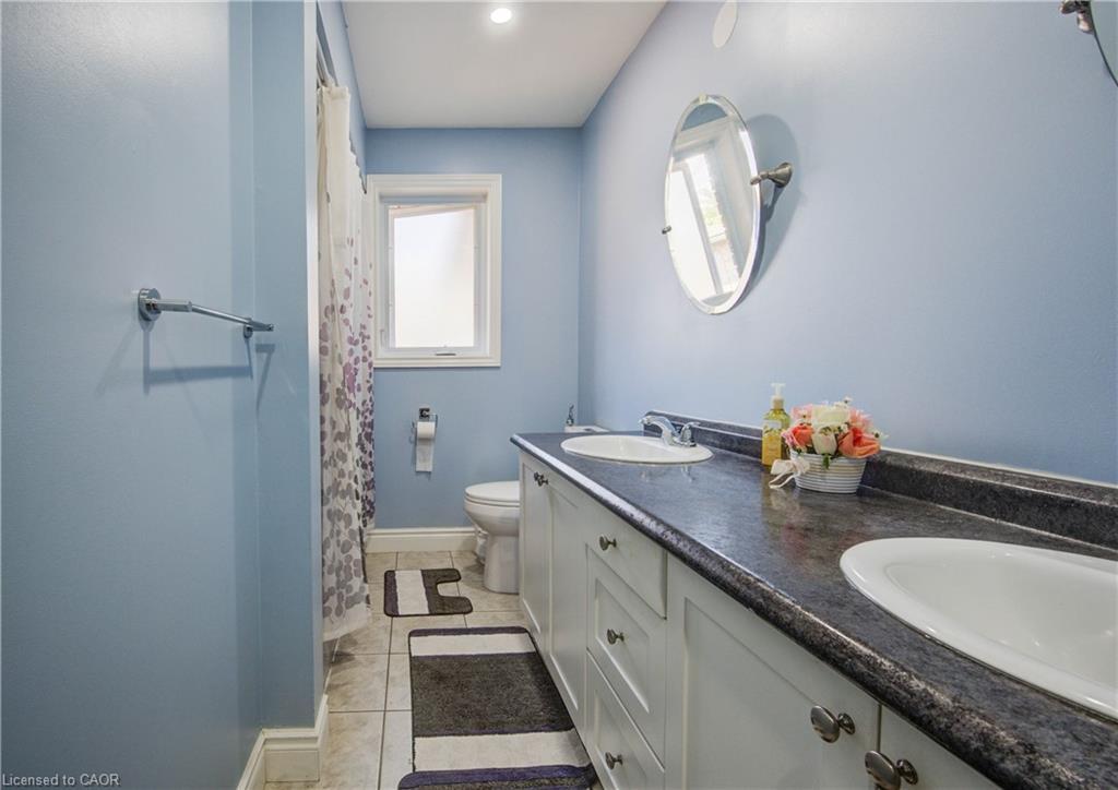 258 Saginaw Parkway, Cambridge, ON - Indoor Photo Showing Bathroom