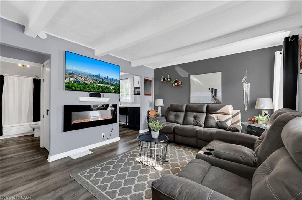 104 Southworth Street, Welland, ON - Indoor Photo Showing Living Room With Fireplace