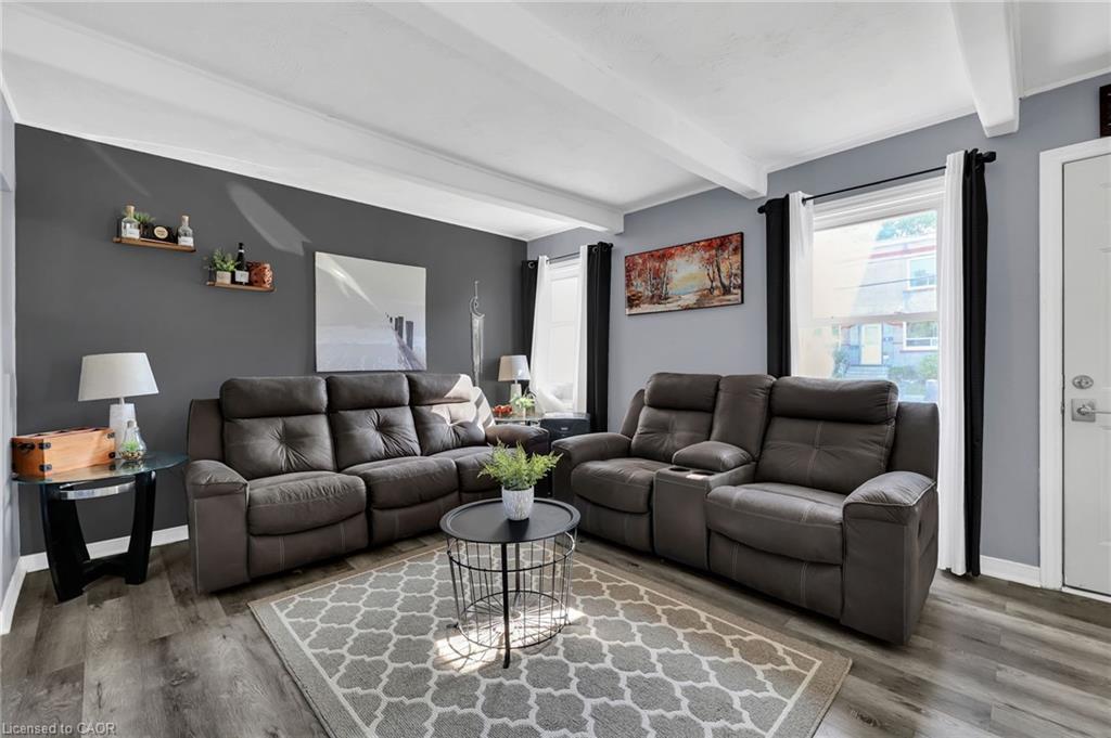 104 Southworth Street, Welland, ON - Indoor Photo Showing Living Room