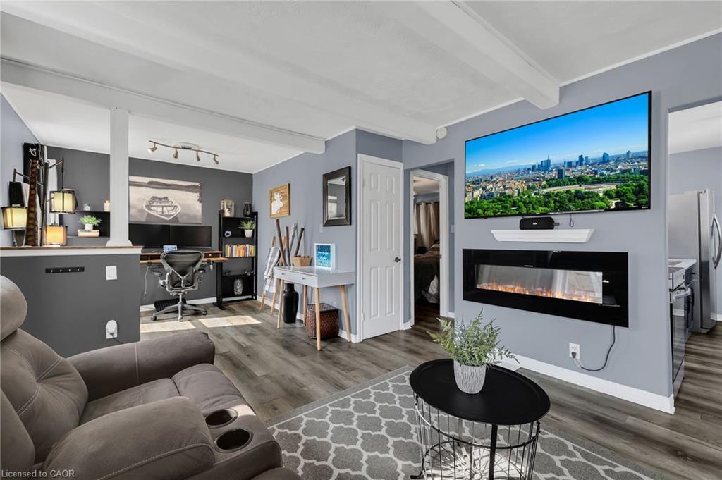 104 Southworth Street, Welland, ON - Indoor Photo Showing Living Room With Fireplace