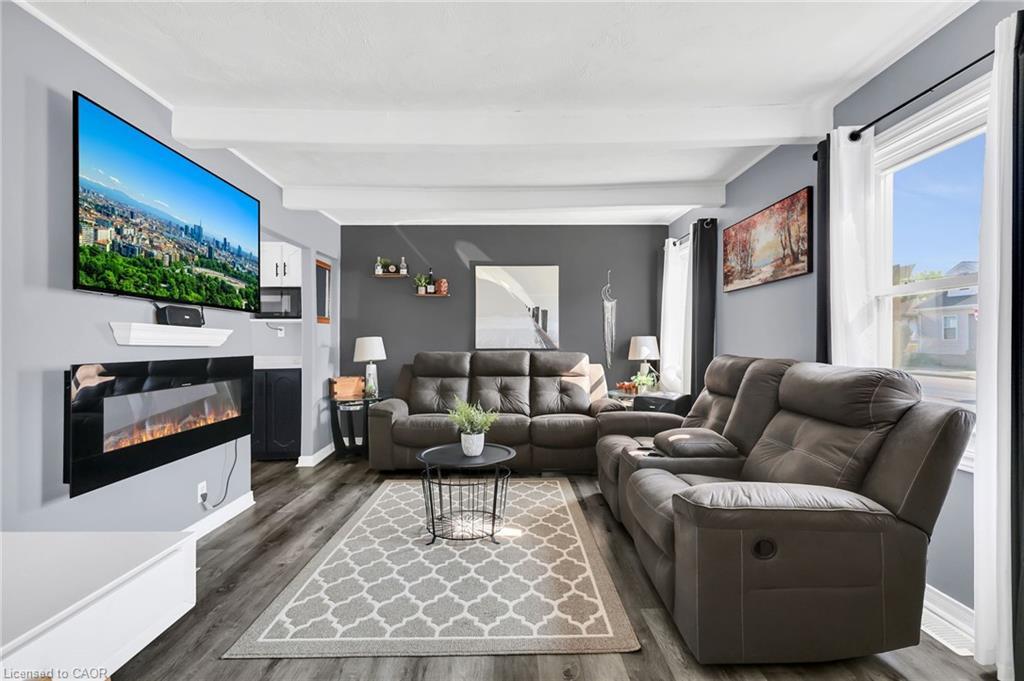 104 Southworth Street, Welland, ON - Indoor Photo Showing Living Room With Fireplace