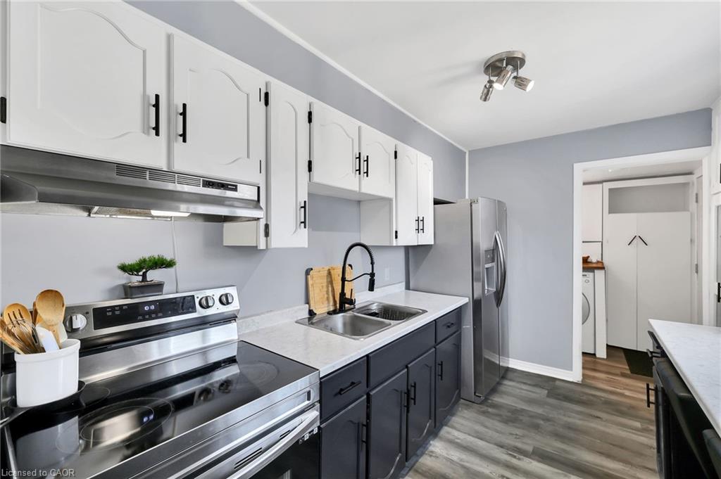 104 Southworth Street, Welland, ON - Indoor Photo Showing Kitchen With Double Sink