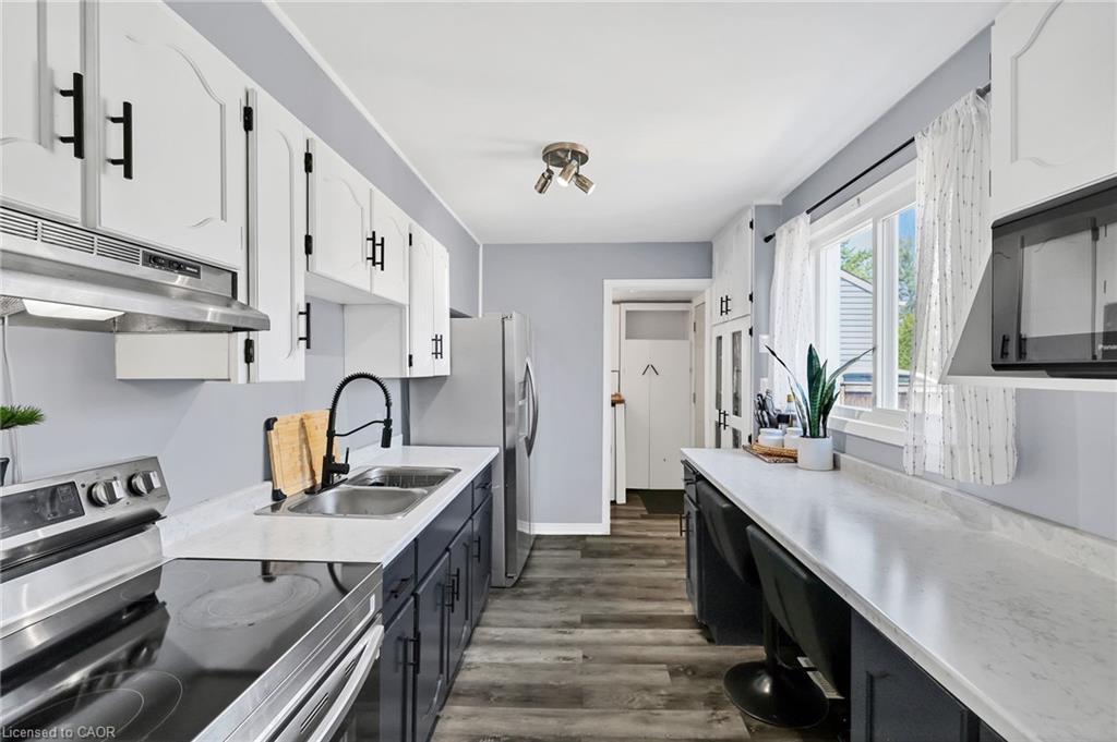 104 Southworth Street, Welland, ON - Indoor Photo Showing Kitchen With Double Sink With Upgraded Kitchen