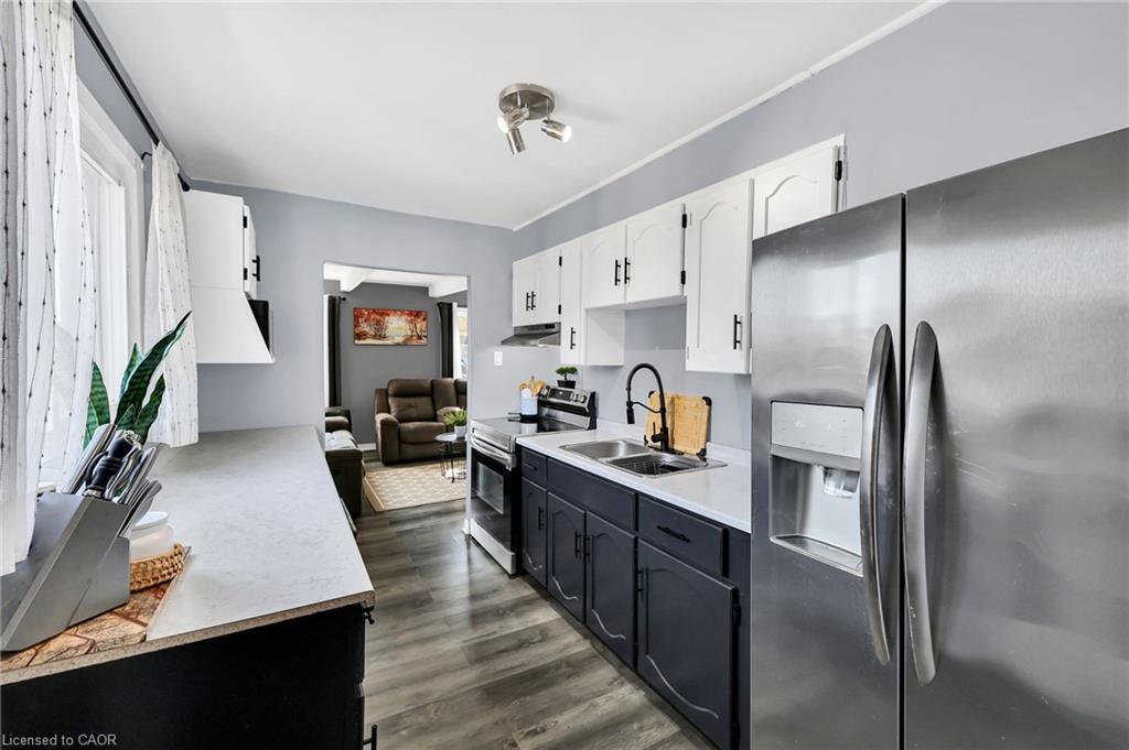104 Southworth Street, Welland, ON - Indoor Photo Showing Kitchen With Double Sink With Upgraded Kitchen