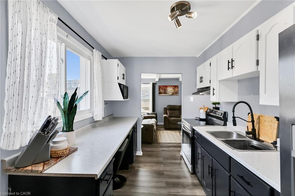 104 Southworth Street, Welland, ON - Indoor Photo Showing Kitchen With Double Sink