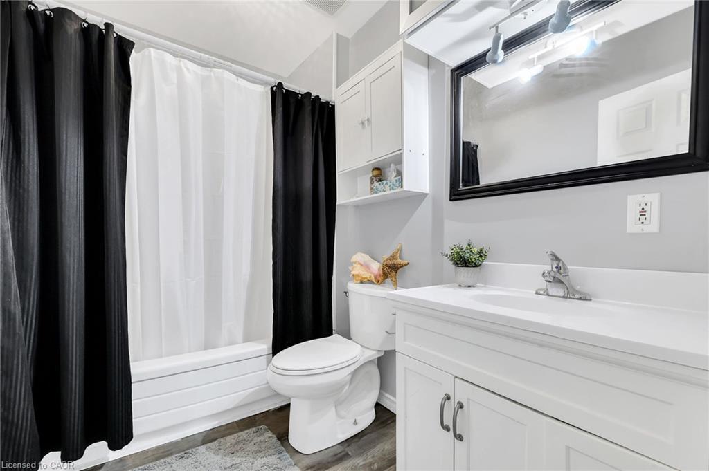 104 Southworth Street, Welland, ON - Indoor Photo Showing Bathroom