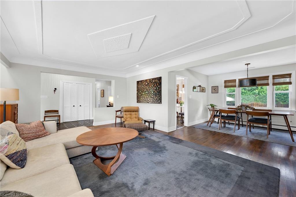 655 Gayne Boulevard, Burlington, ON - Indoor Photo Showing Living Room