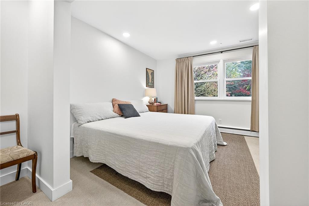 655 Gayne Boulevard, Burlington, ON - Indoor Photo Showing Bedroom