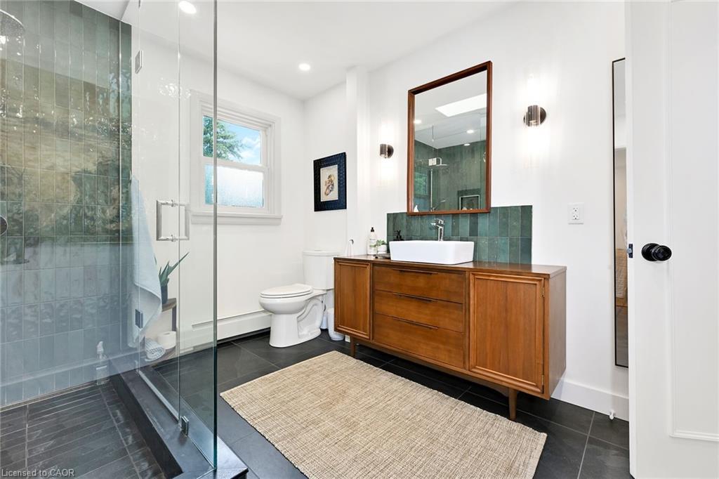 655 Gayne Boulevard, Burlington, ON - Indoor Photo Showing Bathroom