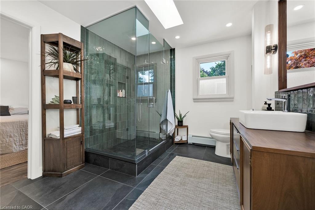 655 Gayne Boulevard, Burlington, ON - Indoor Photo Showing Bathroom