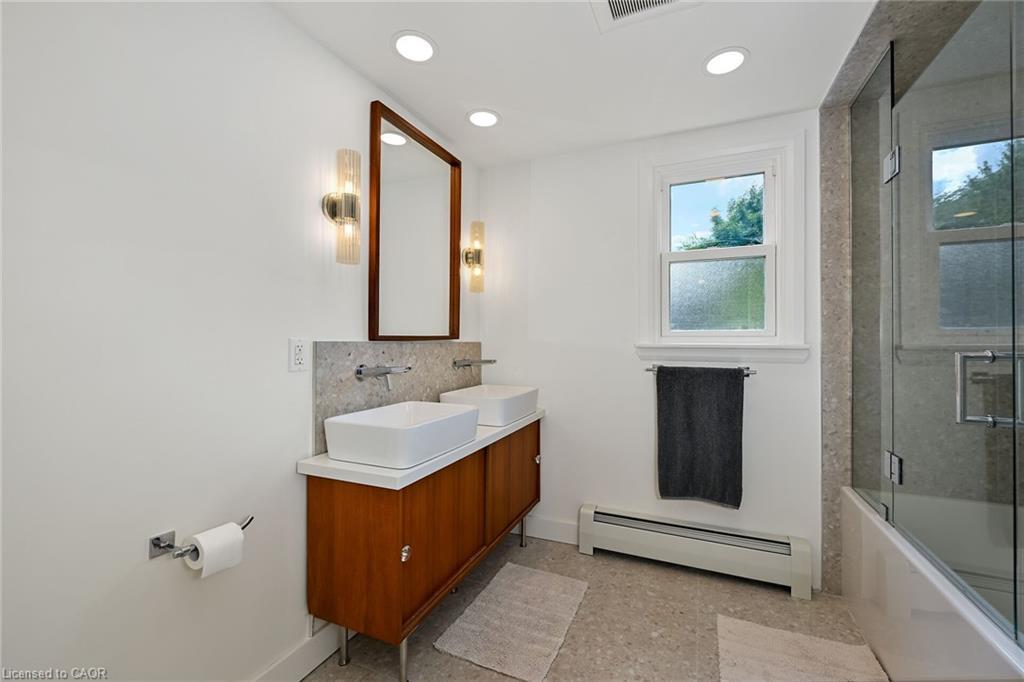 655 Gayne Boulevard, Burlington, ON - Indoor Photo Showing Bathroom