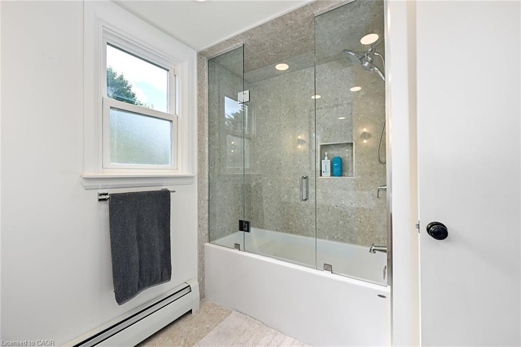655 Gayne Boulevard, Burlington, ON - Indoor Photo Showing Bathroom