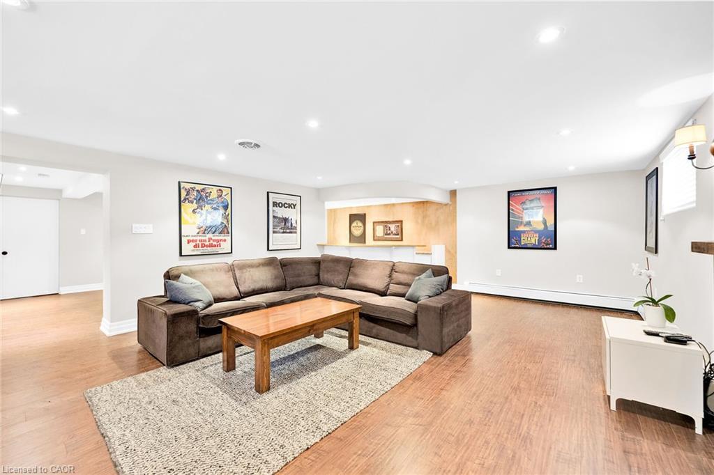 655 Gayne Boulevard, Burlington, ON - Indoor Photo Showing Living Room