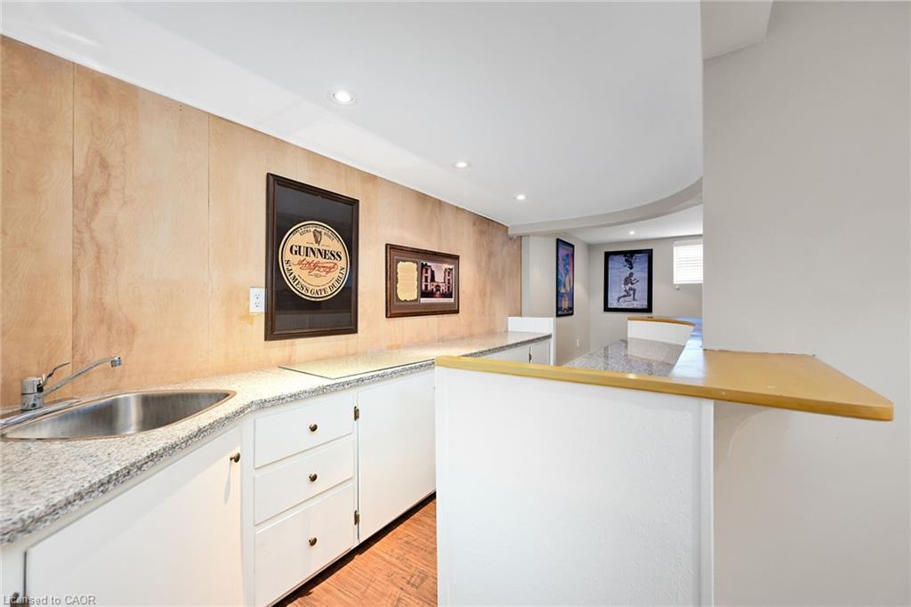 655 Gayne Boulevard, Burlington, ON - Indoor Photo Showing Kitchen