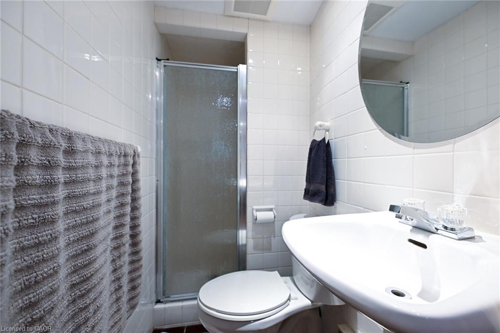 655 Gayne Boulevard, Burlington, ON - Indoor Photo Showing Bathroom