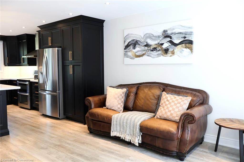 9 Duncairn Court, Hamilton, ON - Indoor Photo Showing Kitchen With Stainless Steel Kitchen