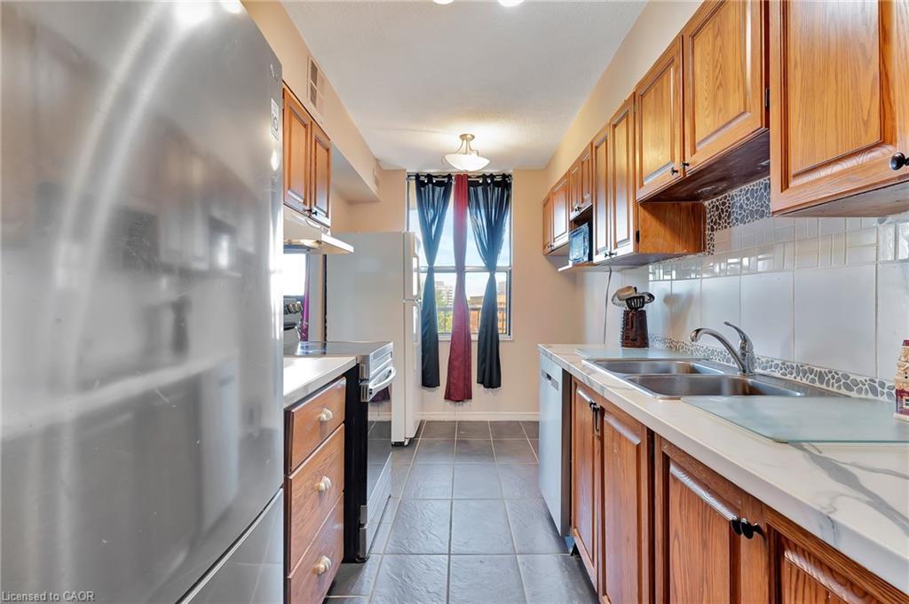 503-81 Church Street, Kitchener, ON - Indoor Photo Showing Kitchen With Double Sink