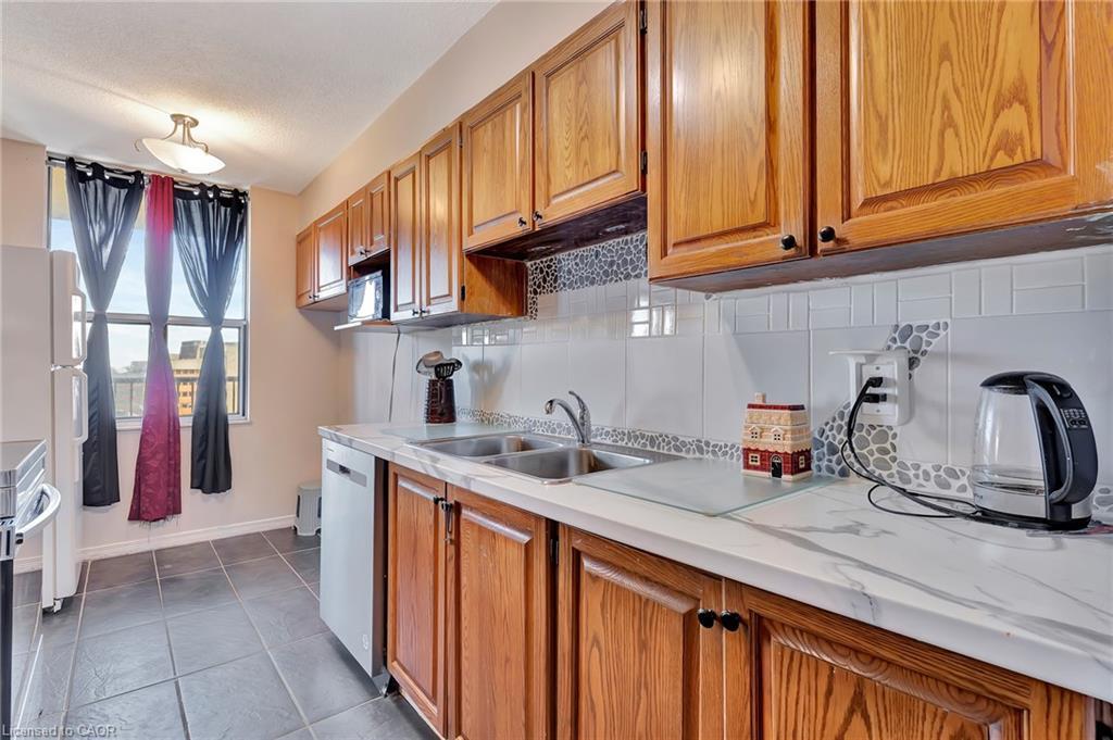 503-81 Church Street, Kitchener, ON - Indoor Photo Showing Kitchen With Double Sink