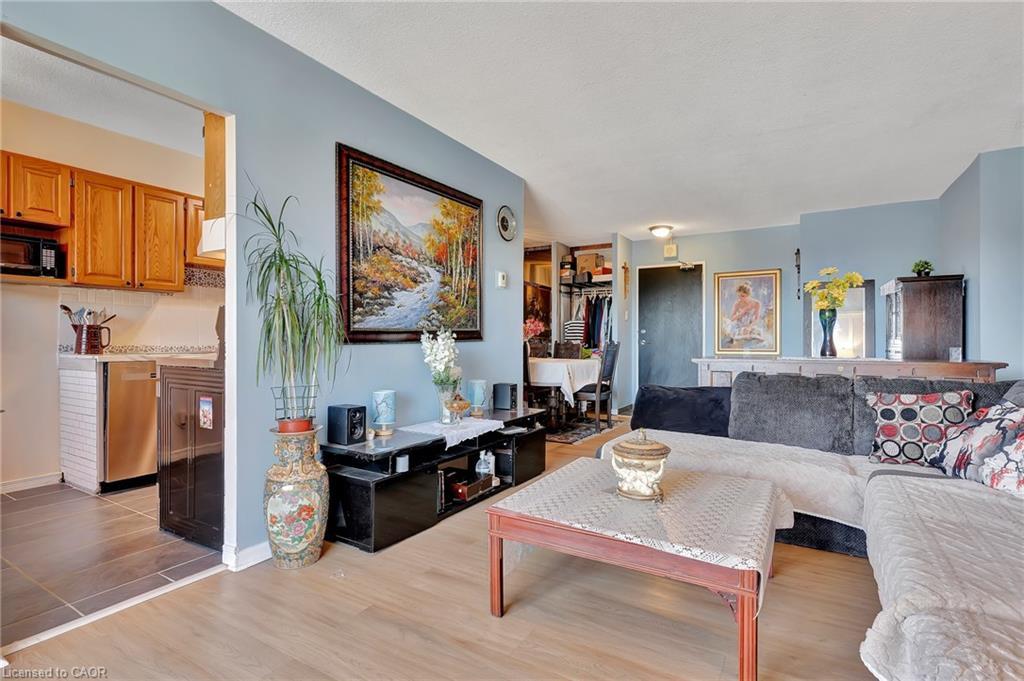 503-81 Church Street, Kitchener, ON - Indoor Photo Showing Living Room