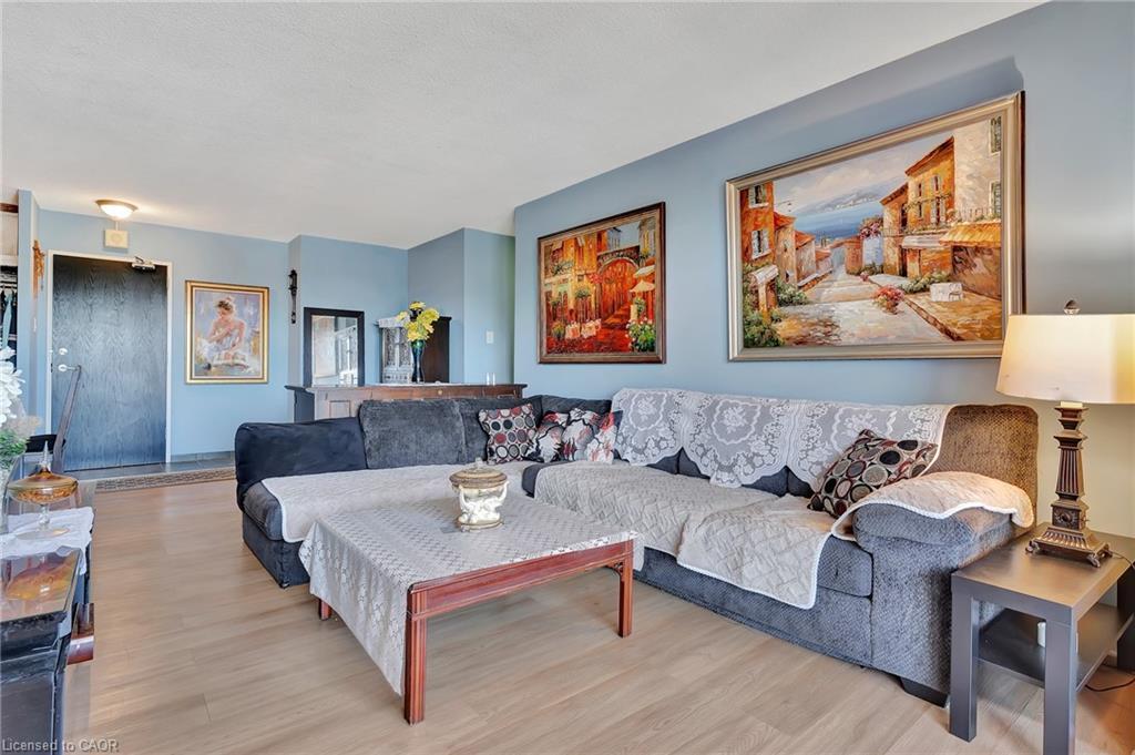 503-81 Church Street, Kitchener, ON - Indoor Photo Showing Living Room