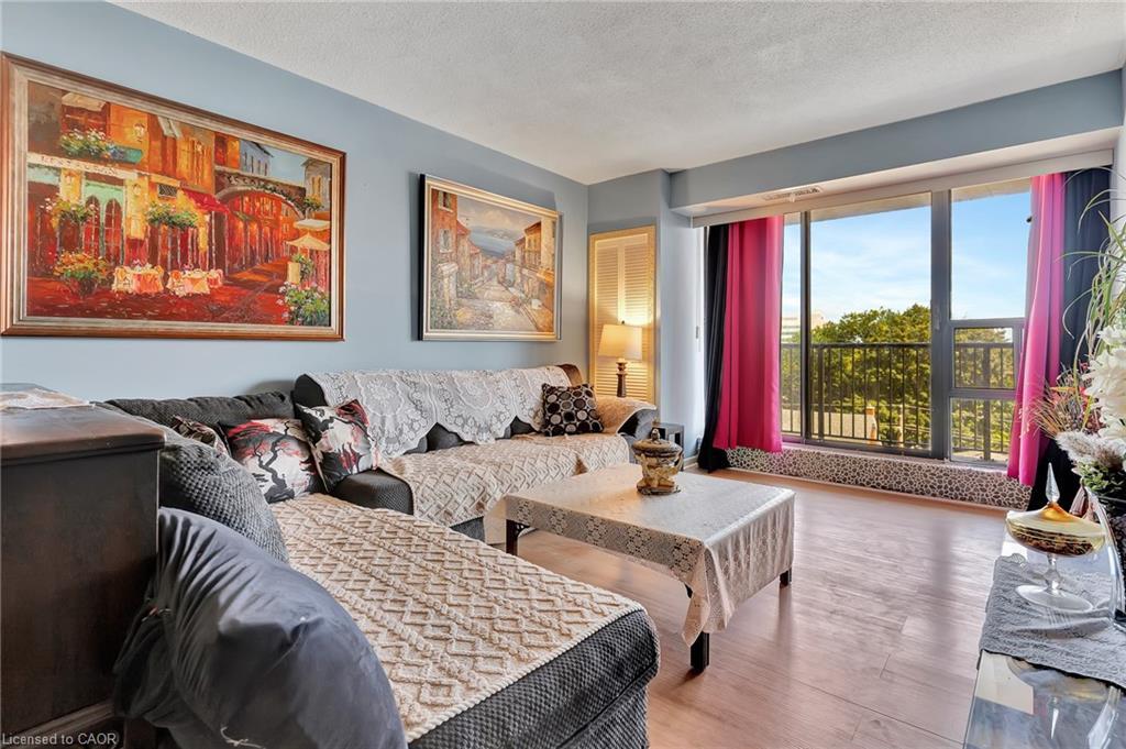 503-81 Church Street, Kitchener, ON - Indoor Photo Showing Living Room