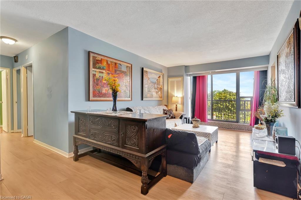 503-81 Church Street, Kitchener, ON - Indoor Photo Showing Living Room