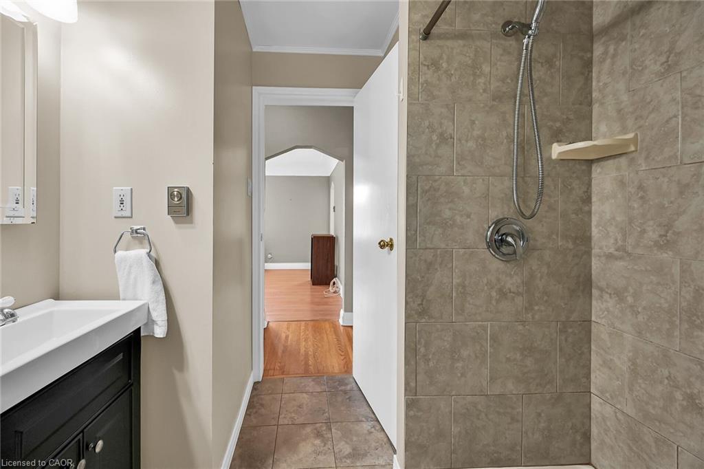 894 Garth Street, Hamilton, ON - Indoor Photo Showing Bathroom