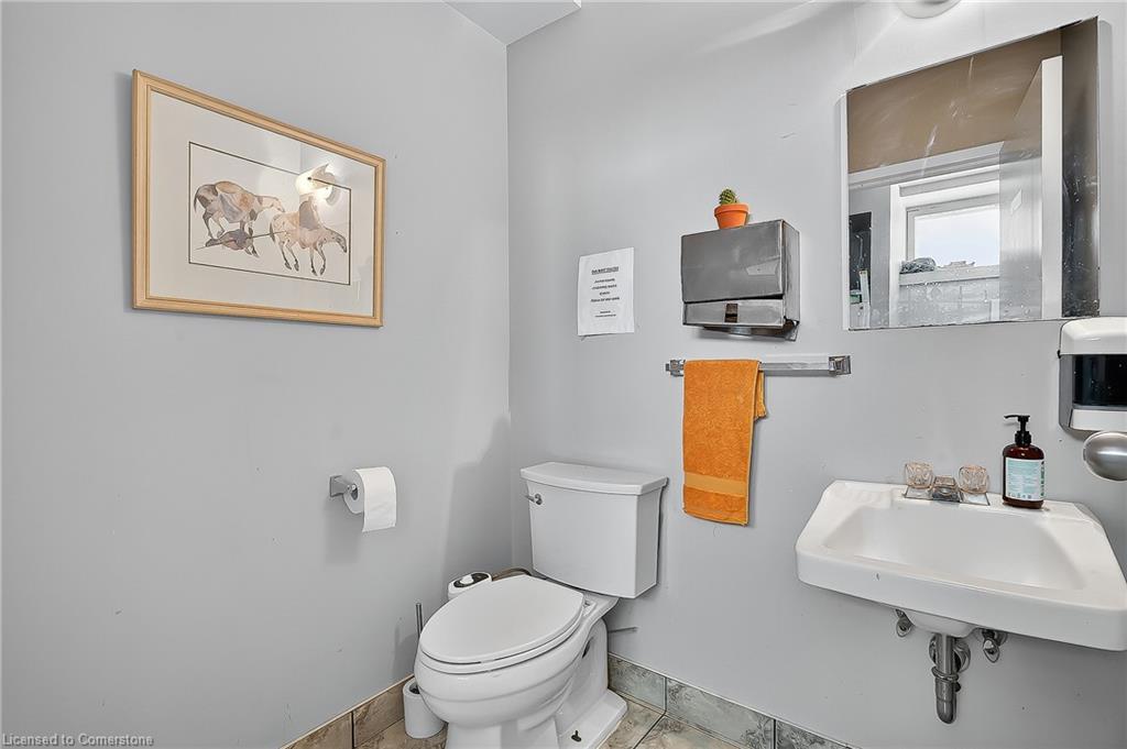 43 Dupont Street E, Waterloo, ON - Indoor Photo Showing Bathroom