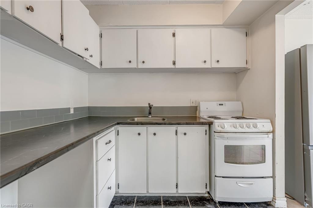 307-91 Conroy Crescent, Guelph, ON - Indoor Photo Showing Kitchen With Double Sink
