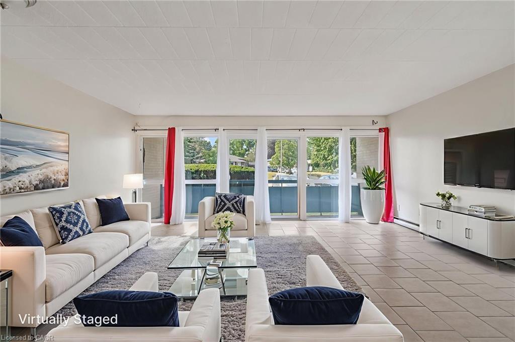 307-91 Conroy Crescent, Guelph, ON - Indoor Photo Showing Living Room