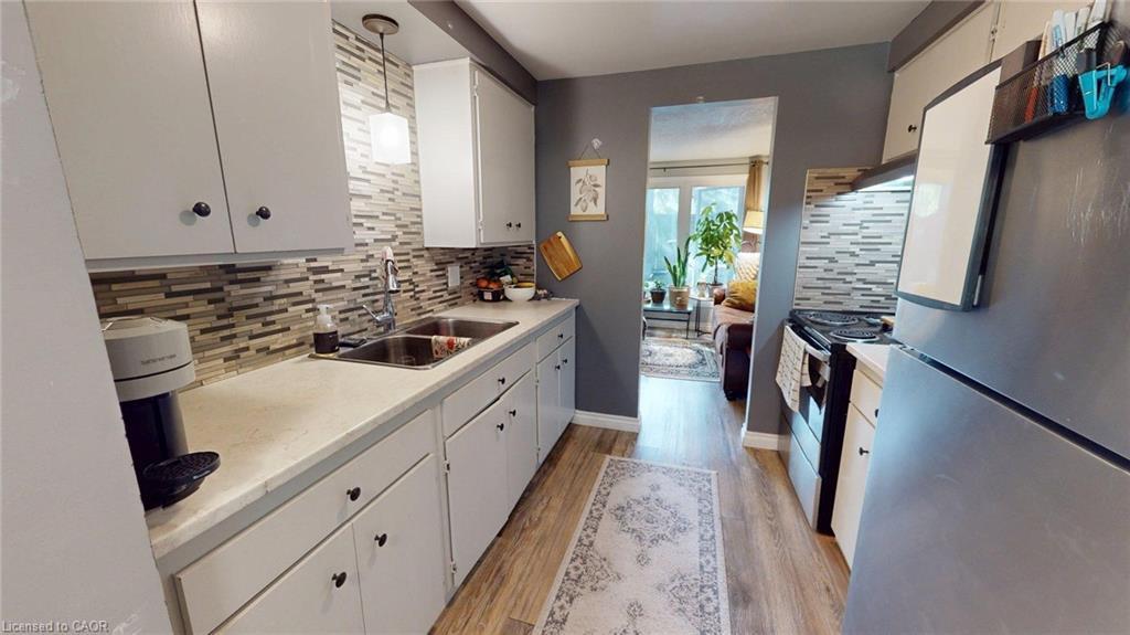 17-91 Avonwood Drive, Stratford, ON - Indoor Photo Showing Kitchen With Double Sink