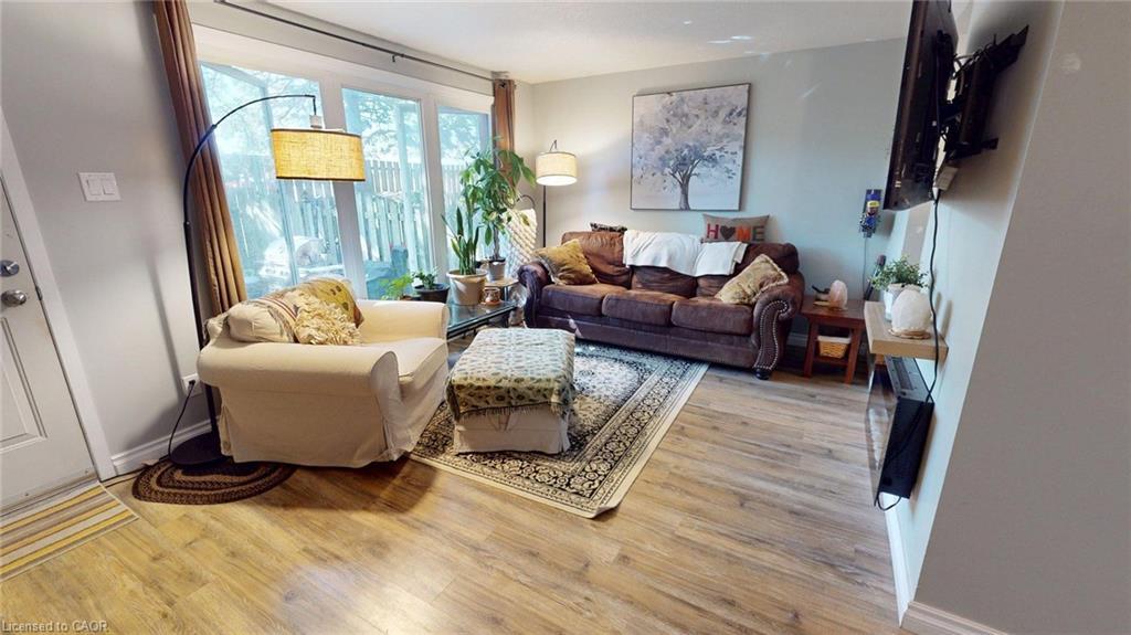 17-91 Avonwood Drive, Stratford, ON - Indoor Photo Showing Living Room