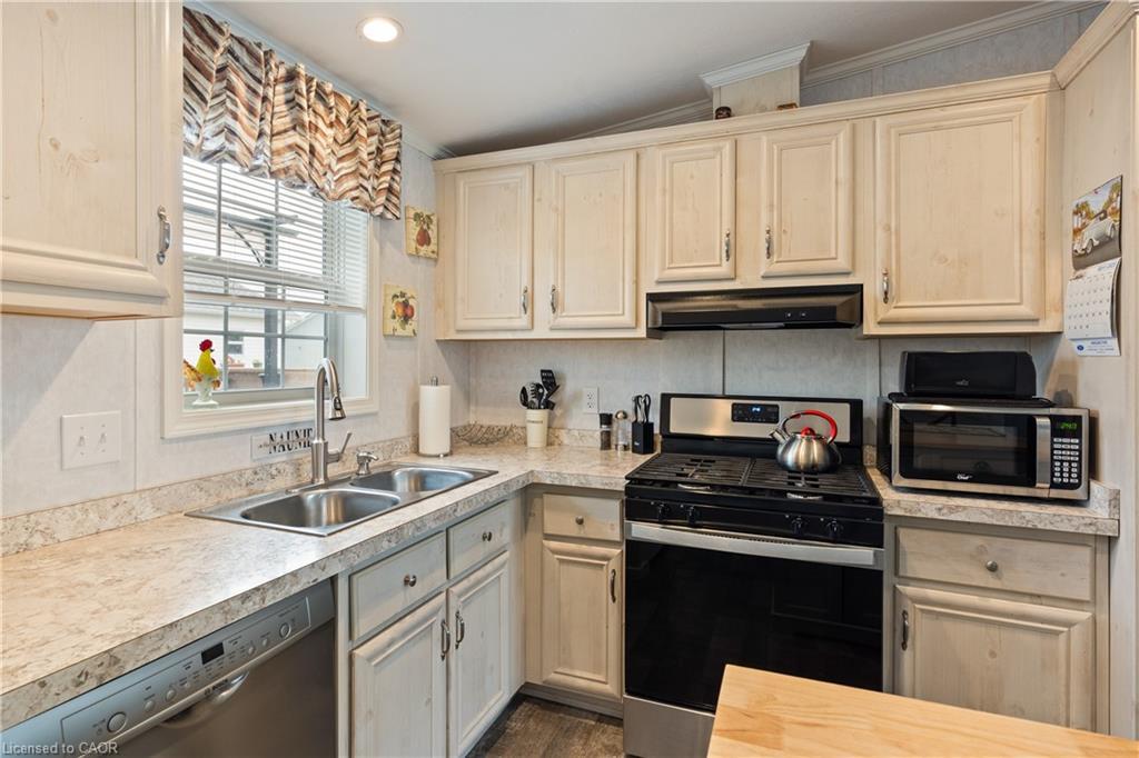 22 Copper Beech Drive, Nanticoke, ON - Indoor Photo Showing Kitchen With Double Sink