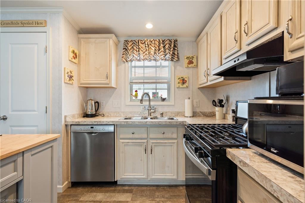 22 Copper Beech Drive, Nanticoke, ON - Indoor Photo Showing Kitchen With Double Sink
