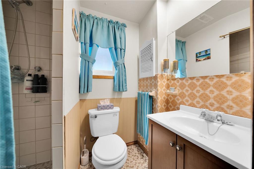 12 Glen Valley Drive, Hamilton, ON - Indoor Photo Showing Bathroom