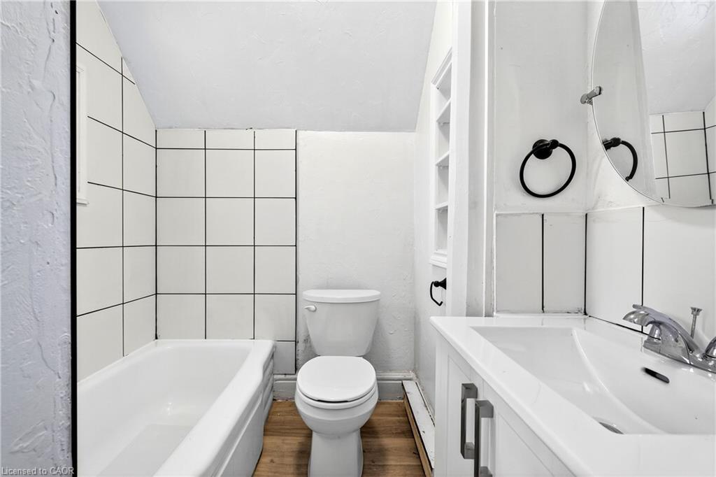 Upper-15 Warnock Street, Cambridge, ON - Indoor Photo Showing Bathroom