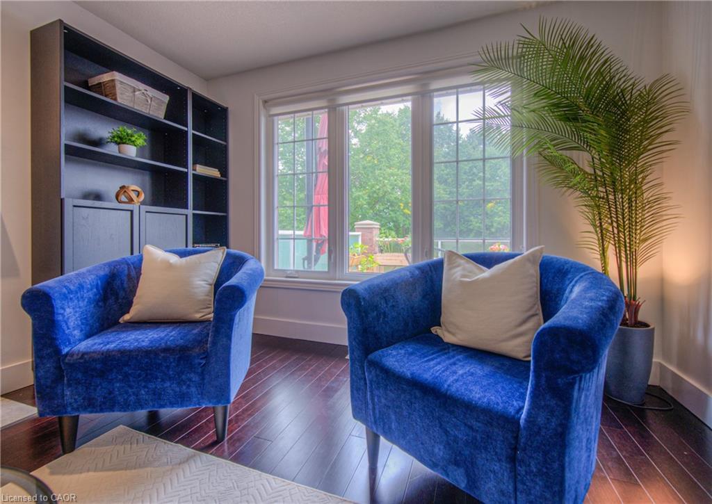 4-313 George Street N, Cambridge, ON - Indoor Photo Showing Living Room