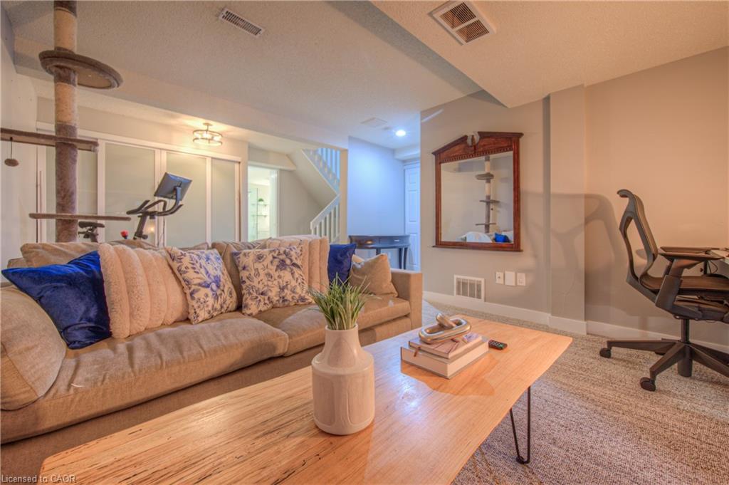 4-313 George Street N, Cambridge, ON - Indoor Photo Showing Living Room