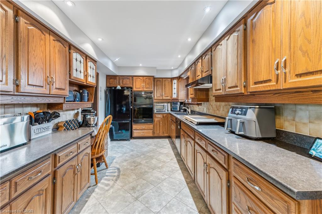 6845 Wilinger Street, Niagara Falls, ON - Indoor Photo Showing Kitchen