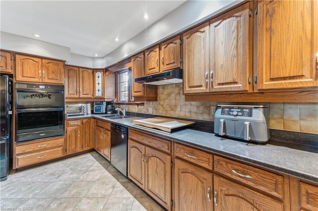 6845 Wilinger Street, Niagara Falls, ON - Indoor Photo Showing Kitchen With Double Sink