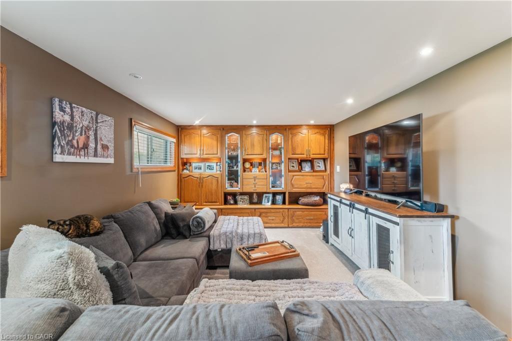 6845 Wilinger Street, Niagara Falls, ON - Indoor Photo Showing Living Room