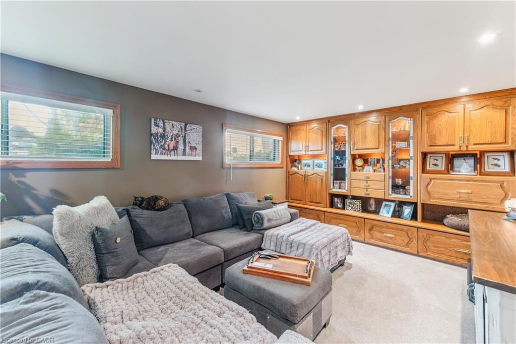 6845 Wilinger Street, Niagara Falls, ON - Indoor Photo Showing Living Room